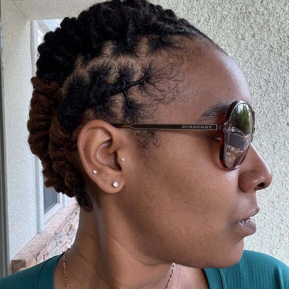 Vintage Burberry Sunglasses – Chic Oval Frame with Gradient Lenses - Picture 11 of 12